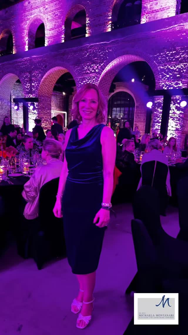*Montanari am Montag* unterwegs beim Expert Summit EMEA 2025 in Istanbul Beim diesjährigen Merz Expert Summit EMEA 2025 in Istanbul war Dr. Michaela Montanari als deutsche Key Opinion Leaderin (KOL) von Merz Aesthetics vor Ort gemeinsam mit vielen tollen Kolleg*innen aus der DACH-Region vertreten. Der Summit bringt namenhafte Experten aus ganz Europa, dem Nahen Osten und Afrika zusammen und bietet Einblicke in aktuelle wissenschaftliche Entwicklungen, neue Technologien und Live-Behandlungen – dabei stand die Biostimulation diese Mal im Zentrum. Die Teilnahme von Dr. Montanari zeigt nicht nur ihren kontinuierlichen Einsatz für hochwertige und evidenzbasierte ästhetische Medizin, sondern auch von ihrer Expertise in diesem Bereich.   *Werbung, da Markennennung*   #hautstraffung #antiaging #ultherapy ultraschalllifting radiesse radiessediluted filler injectables merzaesthetics aestheticexpert plasticsurgery aesthetischechirurgie plasticsurgery aestheticdoctors aesthetics loveyourself selflove antiaging bochum ruhrpott skinbeauty faltenbehandlung