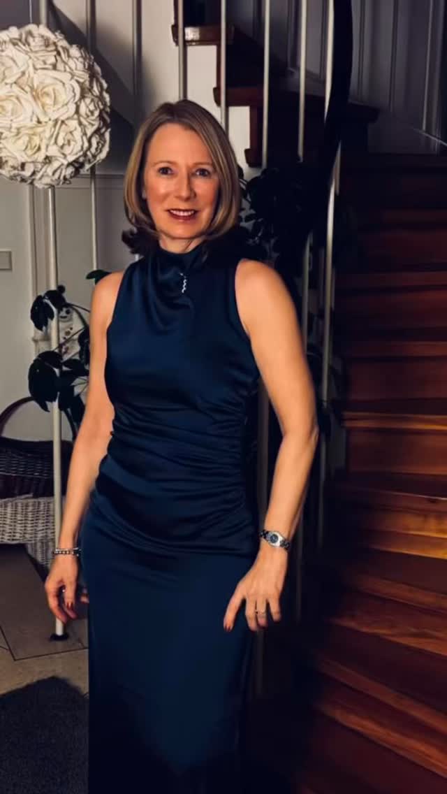 Schönheit ist nichts Einheitliches. Schönheit ist immer individuell. Sie folgt keinem festen Maß, keiner Schablone und keinem Schema F. Jeder Mensch bringt seine ganz eigene Ausstrahlung, Geschichte und Persönlichkeit mit. Genau das macht uns einzigartig. In der Plastischen und Ästhetischen Chirurgie geht es deshalb nicht darum, Trends zu kopieren oder Ideale zu reproduzieren, sondern darum, die individuelle Schönheit eines Menschen zu verstehen und behutsam zu unterstützen. Gute Ergebnisse entstehen dort, wo medizinisches Können auf Respekt, Erfahrung und ein echtes Gespür für den Menschen trifft – nicht auf vorgefertigte Vorstellungen. Denn echte Ästhetik beginnt immer mit dem Blick auf das Individuum. #IndividuelleSchönheit #ÄsthetikMitRespekt #NatürlichStattSchemaF