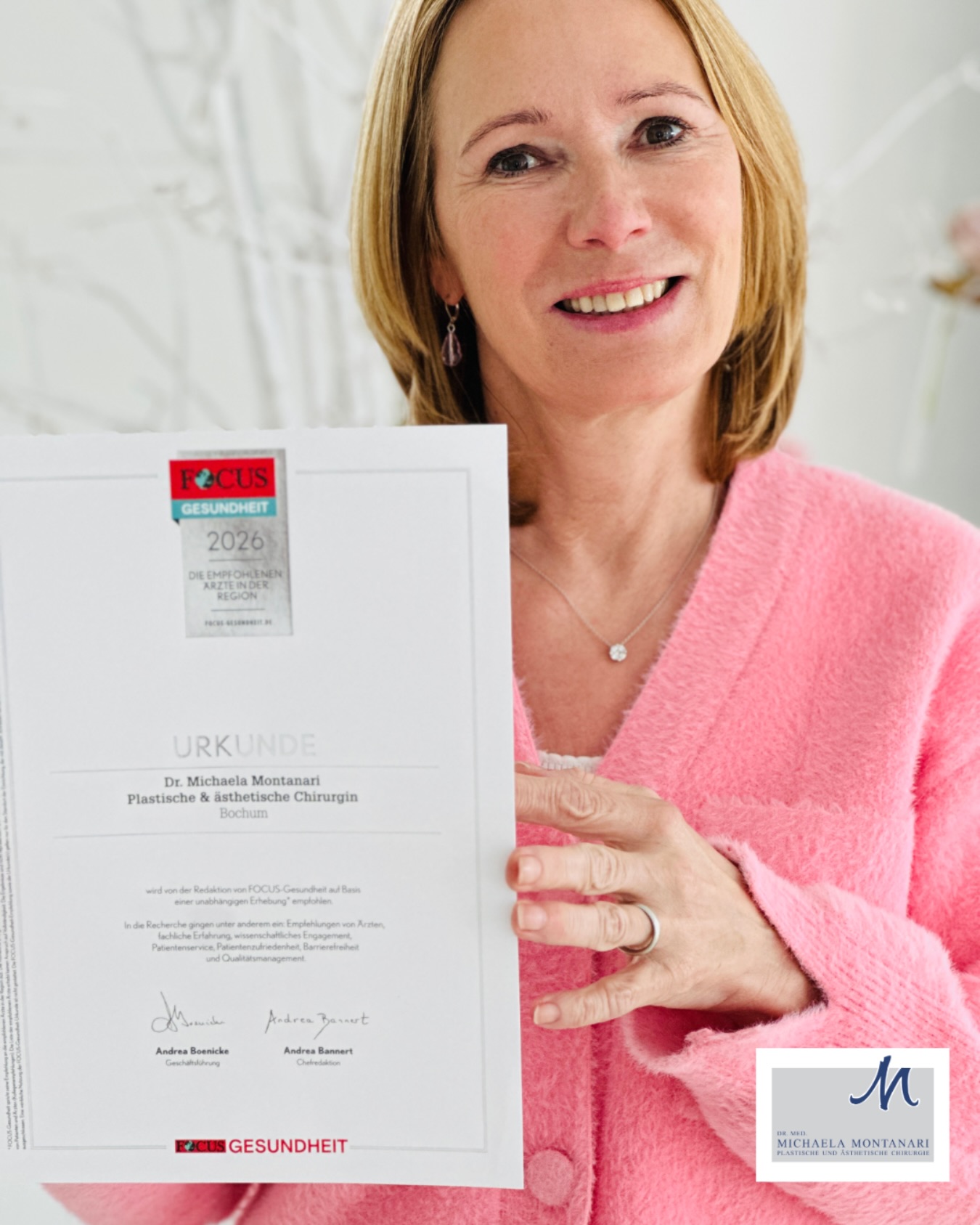 ✨🏅Wir freuen uns! Auszeichnung in der FOCUS-Ärzteliste 2026 Auch in diesem Jahr wird Dr. Michaela Montanari in der aktuellen Ärzteliste von FOCUS-Gesundheit (VÖ 17.03.2026) geführt. Sie zählt in der Kategorie „Ärzte der Region“ erneut zu den empfohlenen Spezialisten. Darüber hinaus wird sie auch 2026 weiterhin in mehreren Fachbereichen als Top-Medizinerin ausgezeichnet – darunter „Brustchirurgie“, „Botox & Filler“ sowie „Intimchirurgie“. Die jährlich aktualisierten Ärztelisten von FOCUS-Gesundheit basieren auf umfangreichen Recherchen, Empfehlungen von Fachkollegen sowie Bewertungen zur fachlichen Expertise und Patientenversorgung.Diese Anerkennung ist eine schöne Bestätigung für unsere tägliche Arbeit und das gemeinsame Engagement des gesamten Teams der Praxis. 💙Herzlichen Dank für das Vertrauen unserer Patientinnen und Patienten. #focusärzteliste #topmediziner #plastischechirurgie #ästhetischemedizin #botoxundfiller