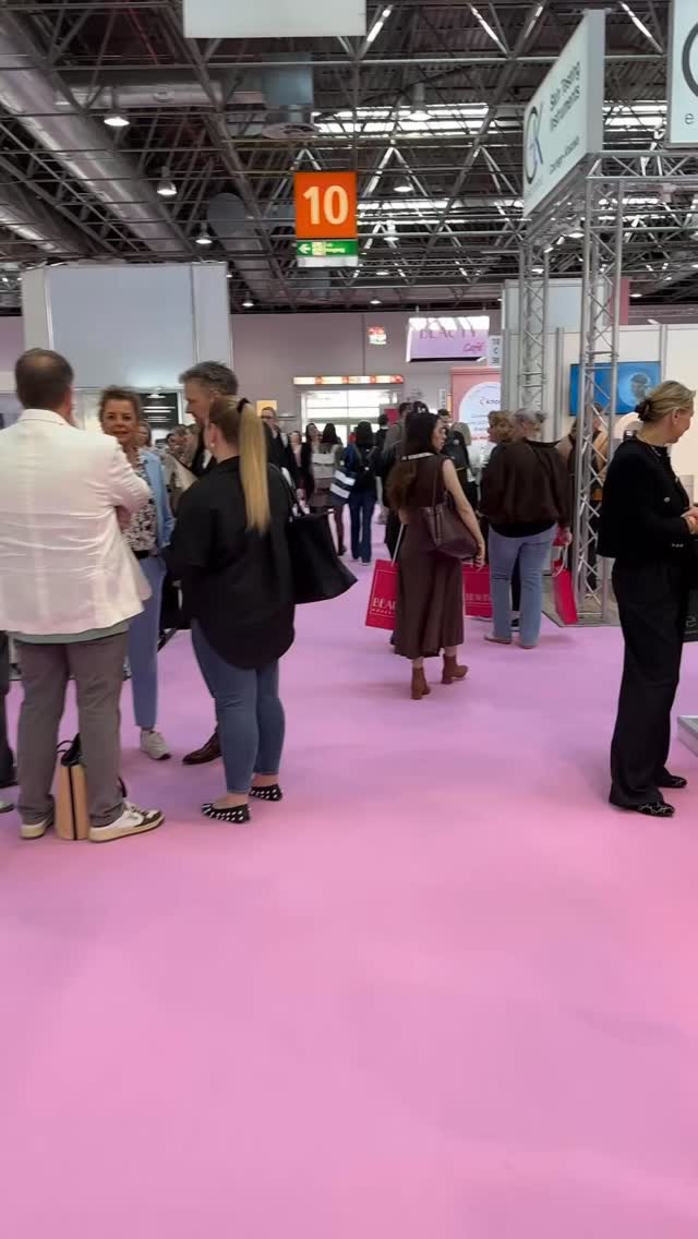 ✨Raus aus der Praxis, rein ins nächste Beautyabenteuer! Unsere staatliche geprüfte Kosmetikerin Anja Müller von @montanari.cosmetics.bochum und @dr.michaelamontanari haben gemeinsam mit Tochter Isabella die Beauty Messe in Düsseldorf nach neuen Trends gescannt – mal sehen, was Sie uns alles mitgebracht haben… ☝🏻Stay tuned und ein 💋„beautiful“ Wochenende #weareBeauty #Messe #Neuheiten #Beautytrends