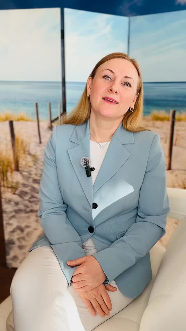 ✨ Das ist Inna Roeschies Mit Inna Roeschies verstärkt nicht nur eine erfahrene Fachärztin für Plastische und Ästhetische Chirurgie unser Team – auch ihre gute Laune ist für alle ansteckend. Durch ihre umfassende fachärztliche Ausbildung und ihre klinische Erfahrung verbindet sie höchste fachliche Präzision mit einem ganzheitlichen Blick auf die Bedürfnisse unserer Patienten. Ihr besonderes Anliegen ist es, individuelle Lösungen zu entwickeln, die Natürlichkeit, Sicherheit und ästhetische Harmonie in den Mittelpunkt stellen — sei es bei operativen Eingriffen oder minimal-invasiven Behandlungen – welche sie besonders liebt! Mit ihrer empathischen und fröhlichen Art begleitet sie unsere Patienten Und Patientinnen vertrauensvoll auf ihrem persönlichen Weg zu mehr Wohlbefinden. Ihr Special: Sie wurde in Kasachstan geboren und frischt gerne mit russisch-sprachigen Patienten ihre Kenntnisse auf😉 💙 Schön, dass Du Teil unseres Teams bist, liebe Inna Roeschies! #teamgoals #facharzt #PlastischeundÄsthetischeChirurgie #Bochum