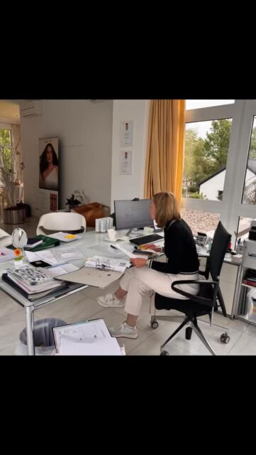 ...when your team surprises you on a Monday!💙15 years of Dr Montanari's practice - there's no better way to start the week.Thanks to the most beautiful ‚Girls just wanna have fun‘ -Team🫶🏻#drmichaelamontanari #dreamteam #bochum #aesthetic surgery #trust