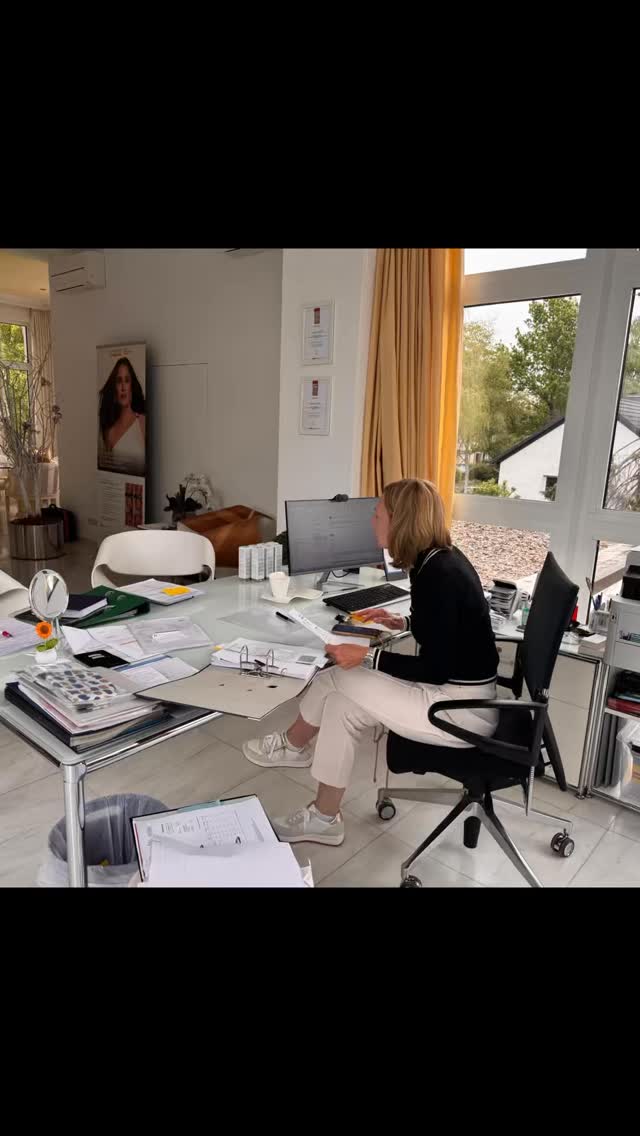 …wenn dein Team dich an einem Montag überrascht!💙 15 Jahre Praxis Dr. Montanari - Schöner kann ein Wochenstart nicht werden. Danke an das schönste ‚Girls just wanna have fun‘ -Team🫶🏻 #drmichaelamontanari #dreamteam #bochum #ästhetischechirurgie #vertrauen