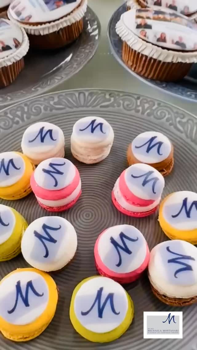 …die Party geht weiter! Eine wirklich süße Überraschung von Andreas und Isabella Montanari fürs ganze Team.🫶🏻 Aprospos Überraschung - Schauen Sie doch auch mal bei @montanari.cosmetics.bochum vorbei. Unser Kosmetikinstitut feiert mit und schenkt Ihnen 💞im Mai 15%💞auf alle Kosmetikbehandlungen, Gutscheine und Produkte - das gilt natürlich nicht für unsere medizinischen Leistungen. #drmichaelamontanari #dreamteam #bochum #ästhetischechirurgie #vertrauen