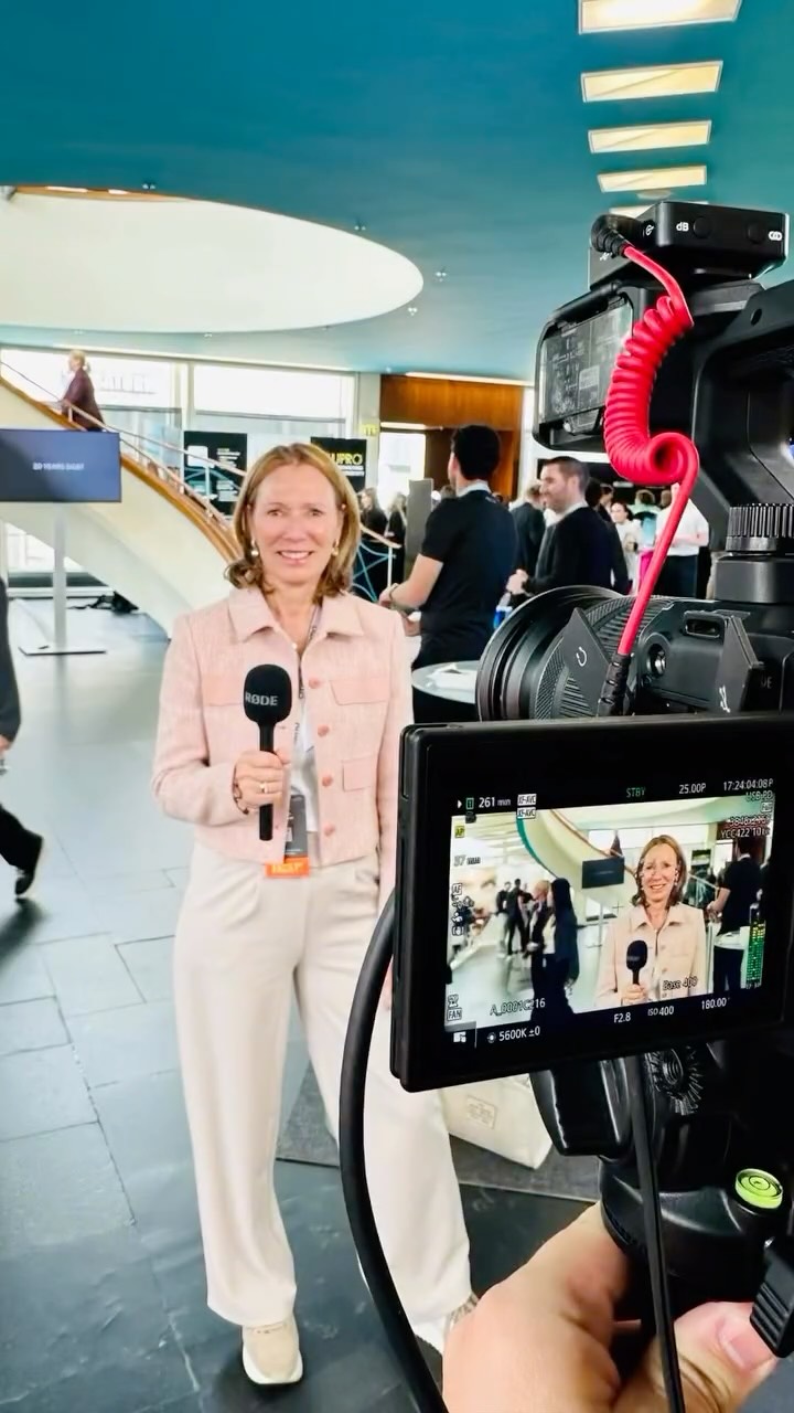 Es war eine große Ehre beim international größten und seit langem ausgebuchtem Kongress rund um Injectables nicht nur einen Chair gehabt zu haben, sondern auch einen Workshop halten zu dürfen. * Chair: Biostimulation & Skin Quality: Injectables * Workshop: Natürliche Biostimulation als Schlüssel der modernen ästhetischen Medizin. 10 Jahre NAHYCO®-Technologie: Geweberegeneration mit Profhilo® Structura Der DGBT Congress ist mit über 1.000 Teilnehmern der größte seiner Art in Deutschland. Die Fachgesellschaft selbst hat mittlerweile über 2.300 Mitglieder. Als Teil des Refernten-Teams ging es zum Auftakt bereits am Donnerstag zur 20-Jahre Gala im Hotel Adon Kempinski, bevor es dann Freitag & Samstag zum DGBT Congress ging mit prall gefüllten wissenschaftlichen Programm, einer großen Industrieausstellung und Raum für fachlich und menschlich wertvollen Austausch mit viele lieben Kolleginnen und Kollegen… Ich freue mich heute bereits auf den DGBT Congress 2028! #DGBTCongress #ÄsthetischeMedizin #Biostimulation #Injectables