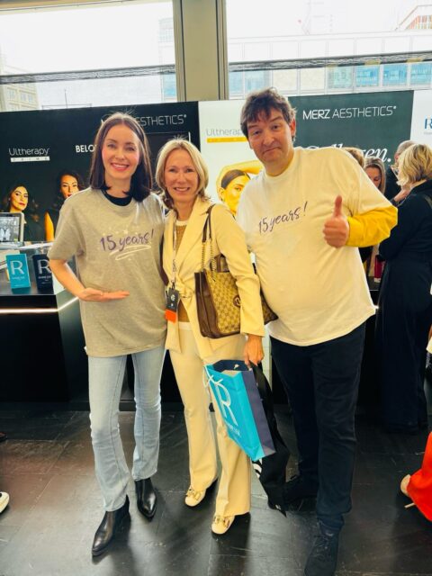 15 Jahre Praxis Dr. Montanari – und plötzlich stand da ein ganzes Team in besonderen T-Shirts. 🫶Manchmal sind es genau diese Momente, die einen sprachlos machen. Im Rahmen des diesjährigen DGBT Congress 2026 durfte sich Dr. Michaela Montanari über eine ganz besondere Überraschung von Merz Aesthetics freuen: Anlässlich ihres 15-jährigen Praxisjubiläums ließ das Team eigens T-Shirts anfertigen und sorgte damit für einen emotionalen Moment mitten im Congress-Trubel.15 Jahre voller Vertrauen, Entwicklung, Verantwortung – und vor allem voller Menschen, die diesen Weg begleitet haben. Umso schöner, wenn Wertschätzung auf diese Weise sichtbar wird.Ein ganz liebes Dankeschön an Matthias Karl (@matthias_aesthetics ) und Michel Antoine, die unseren Weg von Anfang an (schon über 20 Jahre) begleitet haben und an das gesamte Team von @merzaesthetics_de für diese liebevolle Geste, die Dr. Michaela Montanari sehr berührt hat. 🤍*Werbung, da Markennennung*#MichaelaMontanari #DGBTCongress #MerzAesthetics #ÄsthetischeMedizin 15JahrePraxisn