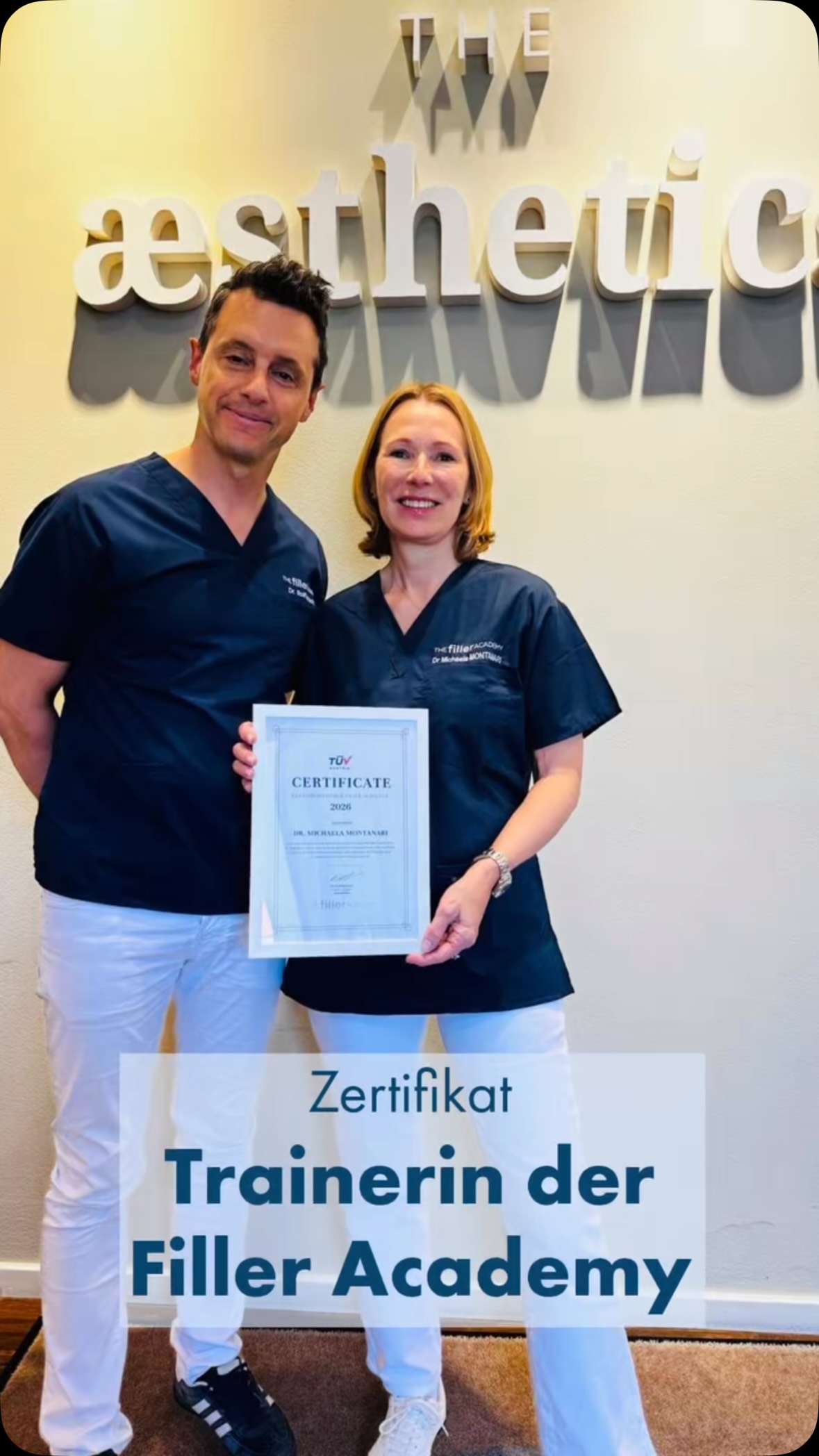 Wissen wächst, wenn man es teilt!👩🏼‍🏫

Dr. Michaela Montanari zählt seit dem vergangenen Wochenende zu den TÜV-Austria zertifizierten Trainerinnen der Filler Academy unter der Leitung von Dr. Rolf Bartsch und erweitert damit ihr langjähriges Engagement in der ärztlichen Fort- und Weiterbildung. Die Akademie bietet TÜV-zertifizierte Botox-& Filler-Ausbildung für Ärzte und Ärztinnen.
Neben ihrer Tätigkeit als Fachärztin für Plastische und Ästhetische Chirurgie, Präsidentin der DGÄPC und Referentin der DGBT, engagiert sie sich seit vielen Jahren für den fachlichen Austausch und die qualifizierte Weiterbildung von Ärzten. Dazu gehören unter anderem Vorträge, Workshops und andere Fortbildungsformate im Bereich der ästhetischen Medizin und Chirurgie.

Die TÜV-Zertifizierung unterstreicht den hohen Anspruch an eine strukturierte, qualitätsgesicherte Wissensvermittlung – denn moderne Medizin lebt nicht nur von Erfahrung, sondern auch vom kontinuierlichen Lernen und Weitergeben von Wissen.

ℹ️ Mehr zur Filler Academy finden Sie im „Highlight Fortbildung“

#FillerAcademy #Fortbildung #ÄsthetischeChirurgie #filler #Botox