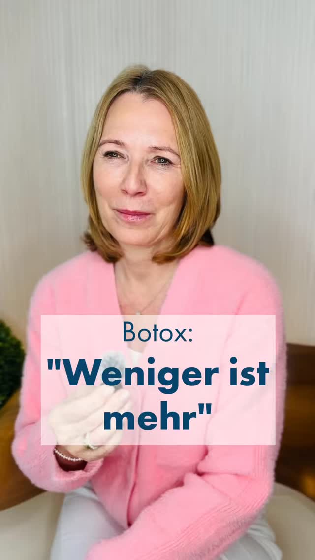 💉 Weniger ist mehr.
 
Botulinumtoxin hat oft mit Vorurteilen zu kämpfen: starre Gesichter, fehlende Mimik oder ein „gemachter“ Ausdruck. Dabei liegt genau hier der entscheidende Unterschied.
Nicht möglichst viel Wirkstoff sorgt für ein gutes Ergebnis – sondern die richtige Dosierung, abgestimmt auf Ihre individuelle Mimik, Ihre Anatomie und Ihre persönlichen Wünsche.
Das Ziel einer modernen Botulinumtoxin-Behandlung ist nicht, Ihre Gesichtszüge zu verändern. Im Gegenteil: Ihre Ausstrahlung soll erhalten bleiben. Sie sollen weiterhin lachen, überrascht schauen oder die Stirn runzeln können – nur eben harmonischer und entspannter.
 
☝🏻Natürlichkeit statt Maskeneffekt. 👉🏻Bewegung statt starrer Mimik. 👍🏻Weniger ist oft mehr.
 
Deshalb beginnt eine gute Behandlung bei uns in der Villa Krockhaus immer mit einer ausführlichen Analyse Ihrer Mimik und einer individuellen Beratung. Denn jedes Gesicht ist einzigartig – und genauso individuell sollte auch die Behandlung sein.
 
#Botox #Botulinumtoxin #Natürlichkeit #ÄsthetischeMedizin #Mimik