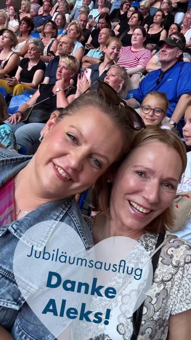 10 Jahre Aleks – was für ein Meilenstein! 💙
 
Liebe Aleks,
heute vor genau zehn Jahren hast Du unser Team bereichert – und seitdem bist Du aus unserem Praxisalltag nicht mehr wegzudenken.
Als MFA kümmerst Du Dich jeden Tag mit viel Herz, Kompetenz und einem Lächeln um unsere Patienten. Mit Deiner herzlichen Art, Deinem Humor, Deinem Verantwortungsbewusstsein und Deiner Verlässlichkeit schaffst Du eine Atmosphäre, in der sich nicht nur unsere Patienten, sondern auch das gesamte Team wohlfühlt.
Umso schöner war es, Dir zu Deinem Jubiläum einen Herzenswunsch erfüllen zu können. Für Dr. Michaela Montanari war sofort klar: Das gewünschte Team-Event bei Helene Fischer auf Schalke machen wir möglich!
 
✨ Danke für diese wunderbare Idee, einen unvergesslichen gemeinsamen Abend und vor allem für zehn Jahre voller Engagement, Loyalität und Teamgeist.
Wir freuen uns auf viele weitere gemeinsame Jahre, schöne Erlebnisse, erfüllte Wünsche und unvergessliche Team-Momente. 💙
 
#10Jahre #Mitarbeiterjubiläum #TeamMontanari #UnvergesslicheMomente #ZusammenIstEsAmSchönsten