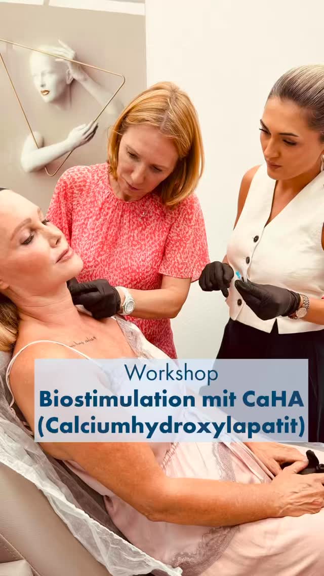 💫Wissen teilen. Erfahrung weitergeben.
Gestern durfte Dr. Michaela Montanari in Dortmund einen Workshop für ärztliche Kolleginnen und Kollegen zum Thema Calciumhydroxylapatit (CaHA) geben – einem Biostimulator, mit dem sie seit vielen Jahren als Trainerin arbeitet und über den sie regelmäßig auf nationalen und internationalen Kongressen, innerhalb von Workshops sowie Summits referiert.
Im Fokus standen neben der Theorie vor allem die praktische Anwendung, unterschiedliche Injektionstechniken sowie der gezielte Einsatz in verschiedenen Behandlungsarealen.
Themen des Workshops:
✔️ Wirkweise und Materialeigenschaften von Calciumhydroxylapatit (CaHA)
✔️ Indikationsstellung und Patientenauswahl
✔️ Injektionstechniken und sichere Anwendung
✔️ Einsatz im Gesicht zur Konturierung, Stabilisierung und Hautqualitätsverbesserung
✔️ Behandlung von Hals und Dekolleté zur Verbesserung von Hautstruktur und Elastizität
✔️ Handverjüngung bei Volumenverlust und sichtbar werdenden Sehnen und Venen
✔️ Kombination mit anderen Behandlungskonzepten
Calciumhydroxylapatit gehört zu den sogenanntenBiostimulatoren. Es sorgt nicht nur für eine sofortige strukturelle Unterstützung des Gewebes, sondern regt gleichzeitig die körpereigene Kollagenbildung an. Dadurch können Hautqualität, Festigkeit und Elastizität langfristig verbessert werden – mit einem natürlichen Ergebnis.
Vielen Dank an alle Teilnehmerinnen und Teilnehmer für den intensiven fachlichen Austausch und das große Interesse!
@aesthetik.botschafter @doc_suleyman @medialkentt
#Calciumhydroxylapatit #Biostimulation #AesthetischeMedizin #MedicalEducation #Injectables