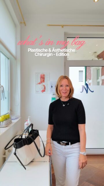 What does Dr Michaela Montanari carry around with her every day? 👜 Today the secret is revealed: open the handbag, take out the contents – no filters and no sorting beforehand. 😉Would you have guessed there was all that in there?#WhatsInMyBag #DrMichaelaMontanari #BehindTheScenes #EverydayLifeInTheSurgery #PlasticSurgery