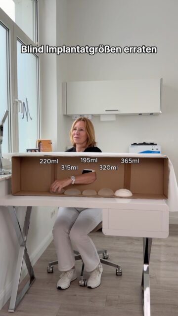 How much is how much? 🤔Dr Michaela Montanari puts it to the test: is it actually possible to accurately gauge the size of a breast implant simply by feeling it? 😉For patients, the question of the right implant size is often one of the most important – and at the same time one of the most difficult – before breast augmentation. „What bra size will I have afterwards?“ „How much do I need for a C cup?“
„Is 300 grams a lot for me?“ As understandable as these questions are, an implant size cannot simply be translated into a future bra size. Implants are selected based on their volume or weight – but the final result depends on many individual factors:▫️ Body height and proportions ▫️ Width and shape of the ribcage ▫️ Existing breast tissue – in other words, your personal „baseline“ 😉 ▫️ Skin and tissue texture ▫️ Shape and profile of the implant ▫️ And, of course, the desired result. 300 grams therefore does not look the same on every woman. What looks very natural and subtle on one patient may already represent a significant change on another.The right implant size is therefore not simply a number you can pick at random. It is determined by anatomical factors, personal expectations and careful medical planning.🎯And just how accurate is Dr Montanari at guessing implant sizes? You can see that in the Reel…#BreastEnlargement #BreastImplants #PlasticSurgery #AestheticSurgery #DrMichaelaMontanari